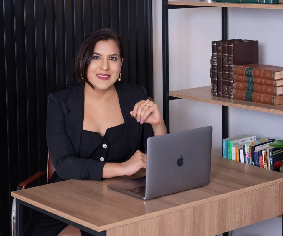 Gisleise Nogueira em seu escritório