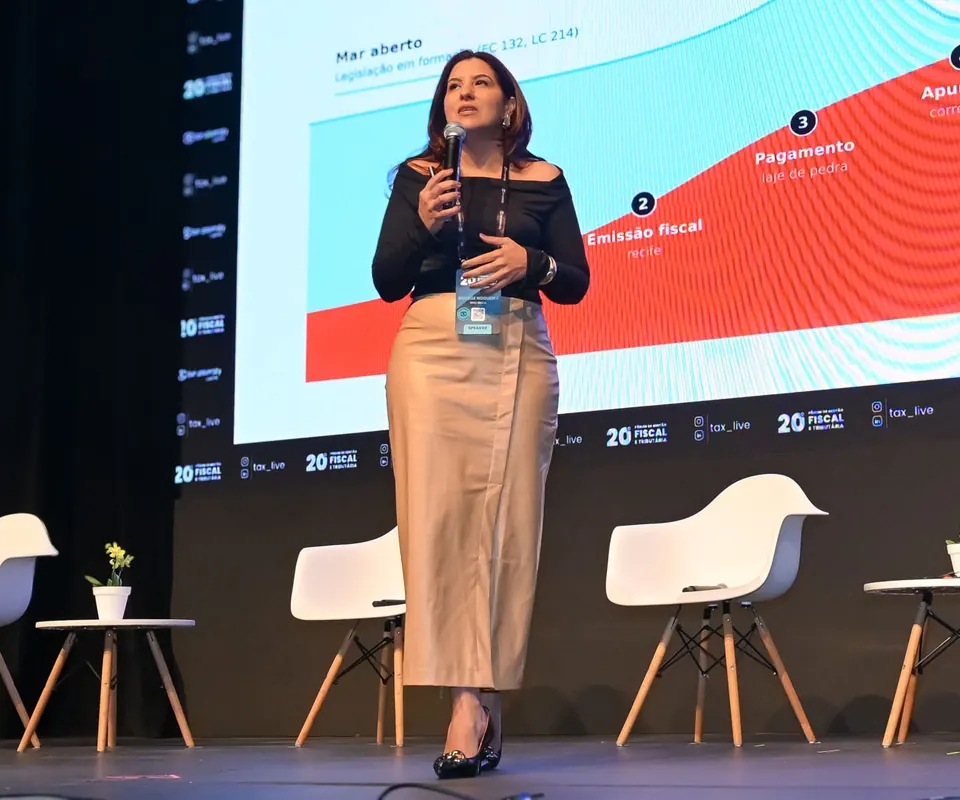 Gisleise Nogueira palestrando no Fórum de Gestão Fiscal e Tributária
